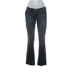 Lågmidjade jeans - Säljer dessa lågmidjade bootcut jeans som har blommor på backfickan!! Tyvär har jag ej några bilder med jeansen på då dom är för små för mig. Midjemåttet är 75 cm runt och innerbenslängden är 90 cm🙈🙈