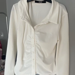 Tröja från bikbok - En jättefin topp/tröja från bikbok, säljer då den inte kommer till användning. Inga defekter, som ny! 😚