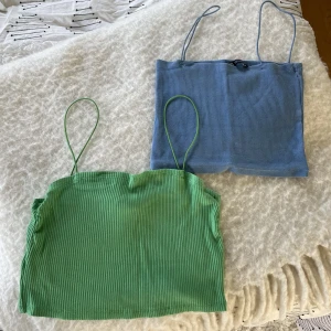Grön och blå topp - Den gröna är från h&m och den blå från zara. Båda storlek M men är små i storleken. Köp en för 60 eller båda för 100