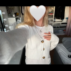 Kofta - Säljer denna supersöt croppade vita koftan som tyvärr inte kommer till användning🤍 skriv för fler bilder samt frågor:))