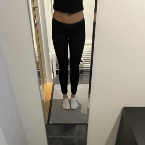 Leggings  - Mörkblå leggings från KappAhl i strl 170. Använda några gånger. 