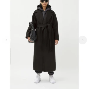 Oversized kappa - Jätte snygg oversized kappa från weekday ! Modellen heter Kia wool blend coat☺️ storleken är M men den skulle åxå passa en L ! Använd men inga skador eller liknande, skriv för mer bilder ☺️