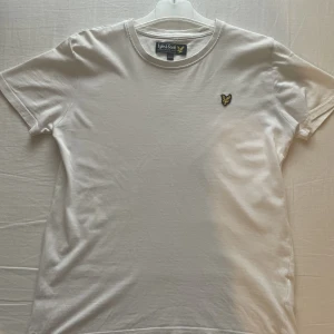 Lyle & scott t-shirt  - Lyle & scott t shirt (äkta). Inga fel på den, den är som ny. Storleken är 12/13 år, men den passar för storlek xs/s också. Köpt på kidsbrandstore!💗