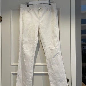 Jeans - Ett par vita jeans från flash jeans i storlek 42. Aldrig använda pga hur de satt på mig. Säljer för 120 kr + frakt.  Stilen på jeansen är Gloria. 