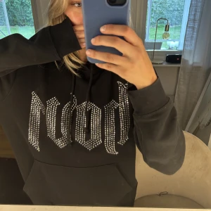 HOV1 merch  - Hoodie från Hov1 merch i stl S! 😍 knappast använd och i bra skick, så alla stenar är kvar! Köpt för 600 kr men säljer för 350 kr 🖤  Den är ganska oversized så passar fler storlekar. Finns heller ingenstans att köpa längre, så passa på! 