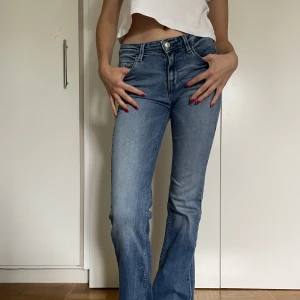 Guess Jeans - Säljer dessa supersnygga bootcut jeans då de är för långa för mig. Köpta för 1199 kr. Har en liten defekt vid fickan av jeansen som syns i sista bilden. Kontakta gärna om det uppstår några frågor?🩷🩷