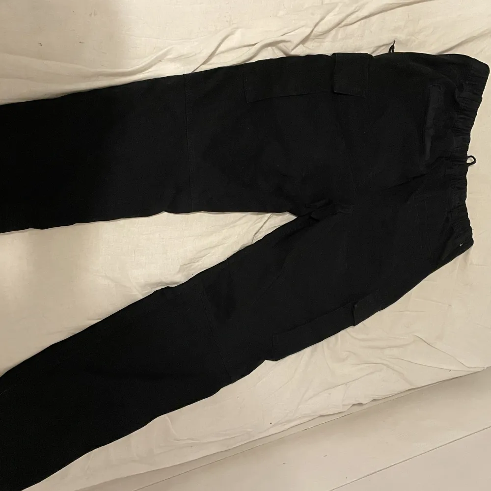 Svarta byxor, inget slitage som jag ser, nästan oanvända . Jeans & Byxor.