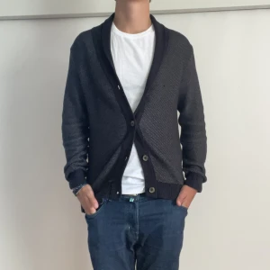 Cardigan  - Lindebergh Cardigan - storlek M - varan är i jätte bra skick, inga flaws - modellen är 188cm och väger 84kg - vid frågor eller funderingar är det bara att skriva!