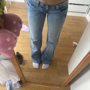 Lågmidjade jeans - Sjukt snygga lågmidjade jeans!!! Midja 40 cm innerben 80 cm. Ca strl S, jag är 161 lite långa på mig. 400kr + 74kr frakt / köp GÄRNA med köp nu!!
