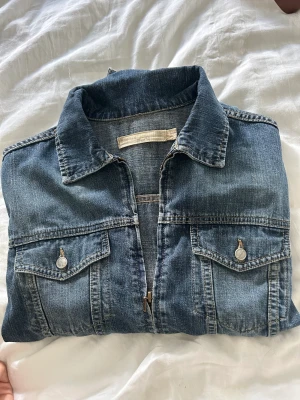 Jeansjacka - Jeansjacka med dragkedja köpt second hand, jag själv har aldrig använt den men den är i bra skick. Sitter som en M