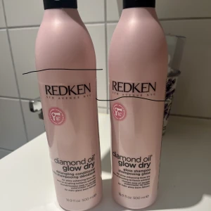 Schampoo och balsam -  shampoo och balsam från redken❤️säljer för annars kommer de slängas och de är bättre om de kommer till användning🌸 har aldrig testat de själv men min mamma har och hon tyckte inte det passa hennes hår så där av säljer jag det💓 nypris 200-339kr, kan sänka