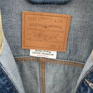Jacka från Levis premium i storlek S men skulle säga att den är rätt oversized. Jackan är köpt i london levis butik av min mamma men har aldrig kommit till användning🩵🤍