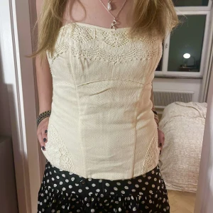 Bandeautopp - Så fin vit bandeautopp, perfekt med en kjol eller ett par jeans nu till hösten💕