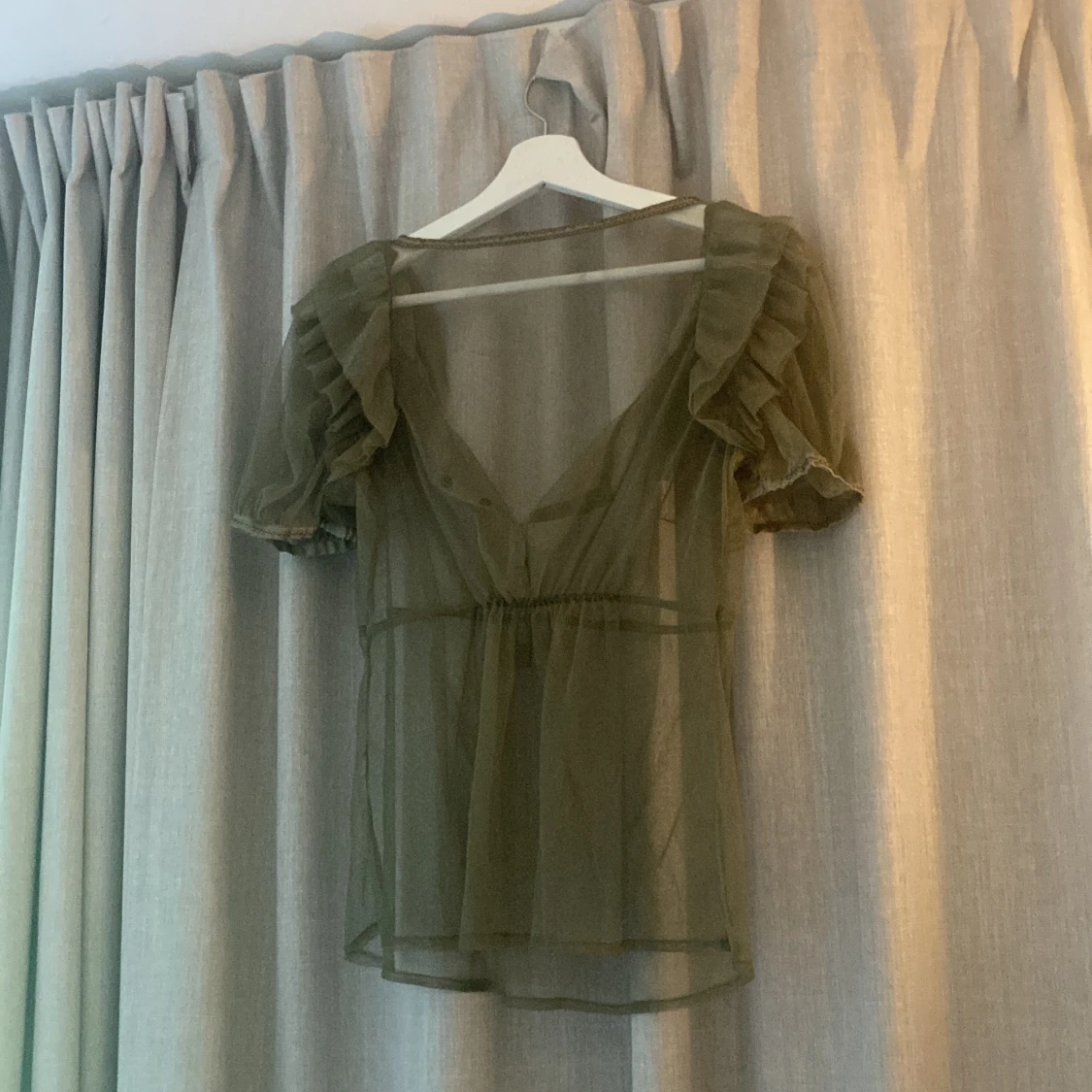 Mesh topp med puffärmar  - 91