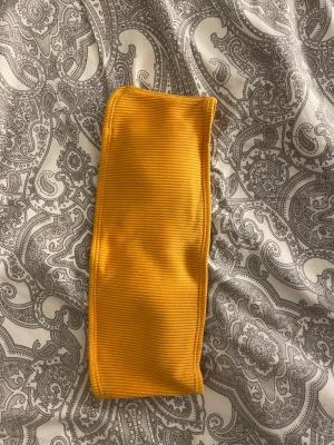 Bikini topp - En bikini topp utan axelremmar och med inlägg, även ribbad.