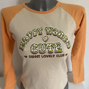 Fin långärmad tröja med text på, den är vintage i perfekt skick 🤍 Passar S bäst! 