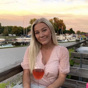 Rosa rutig klänning - Jättefin rosa sommarklänning. Använd en gång väldigt bra skick. 