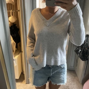 Kashmir tröja - V ringad Kashmirtröja från Cos, väl använd💕💕 den har en liten fläck vid v ringningen som säkert går bort i tvätten💕