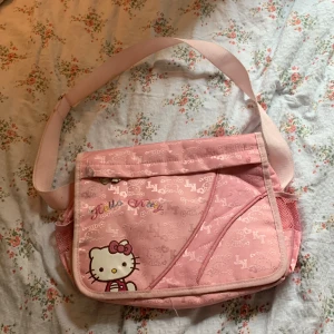 hello Kitty väska💗 - Gullig axelremsväska med hello Kitty på💗 köpt här på Plick<33 Tryck inte på köp nu!!💗