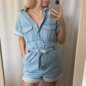 Jeans jumpsuit - Jättefin ljusblå jeans jumpsuit från Gina tricot. Lite oversized.  Tyvärr aldrig kommit till användning.