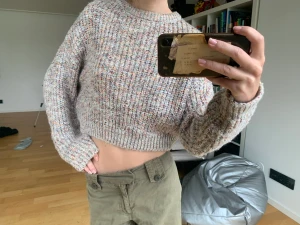 Croppad tjocktröja - Flerfärgad croppad tjocktröja i mysigt material.