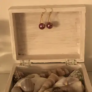 Säljer detta par vackra är örhängen, handgjorda och nya. Gjorda av stora lila pärlor. kontakta gärna vid frågor, köpare står för frakt. Pris kan diskuteras. Har också andra smycken på min profil.