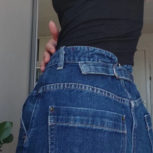 URBAN OUTFITTERS JEANS - Snygga & unika jeans från Urban Outfitters, köpta för ca 700kr. Mörk wash, straight leg & high waist. Passar 36-38. Fler bilder finns!