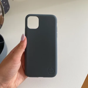 Iphone 11 mobilskal - Grått mobilskal till iphone 11. Köpte men råkade köpa för fel mobil, därför säljer jag. Helt nytt så aldrig andvänt! Materialet är böjbart så den är lätt att ta på och av!