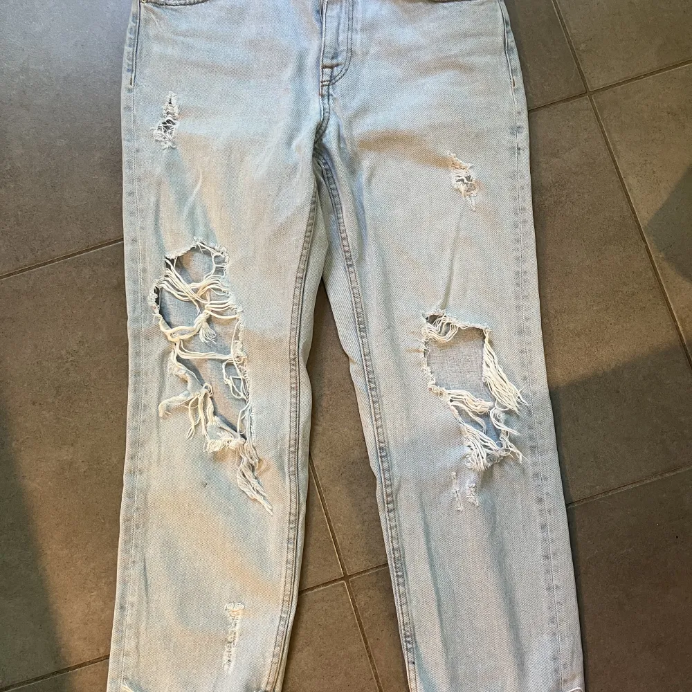 Ljusa slitna jeans som tyvärr inte kommer till användning. Jeans & Byxor.