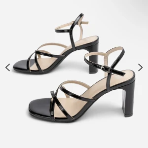 Din sko klackar  - Super snygga klackar från din sko som tyvärr inte kommer till användning. Knappt använda i storlek 36. Inköpspris 550kr. Skriv för fler bilder