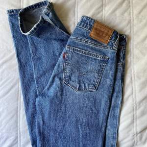 jättefina blåa lågmidjade levis jeans köpta för ett år sen. säljer pga de blivit försmå. köpta för 1200. (klippt liten slits nere vid ändarna) 