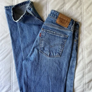 lågmidjade levis jeans  - jättefina blåa lågmidjade levis jeans köpta för ett år sen. säljer pga de blivit försmå. köpta för 1200. (klippt liten slits nere vid ändarna) 