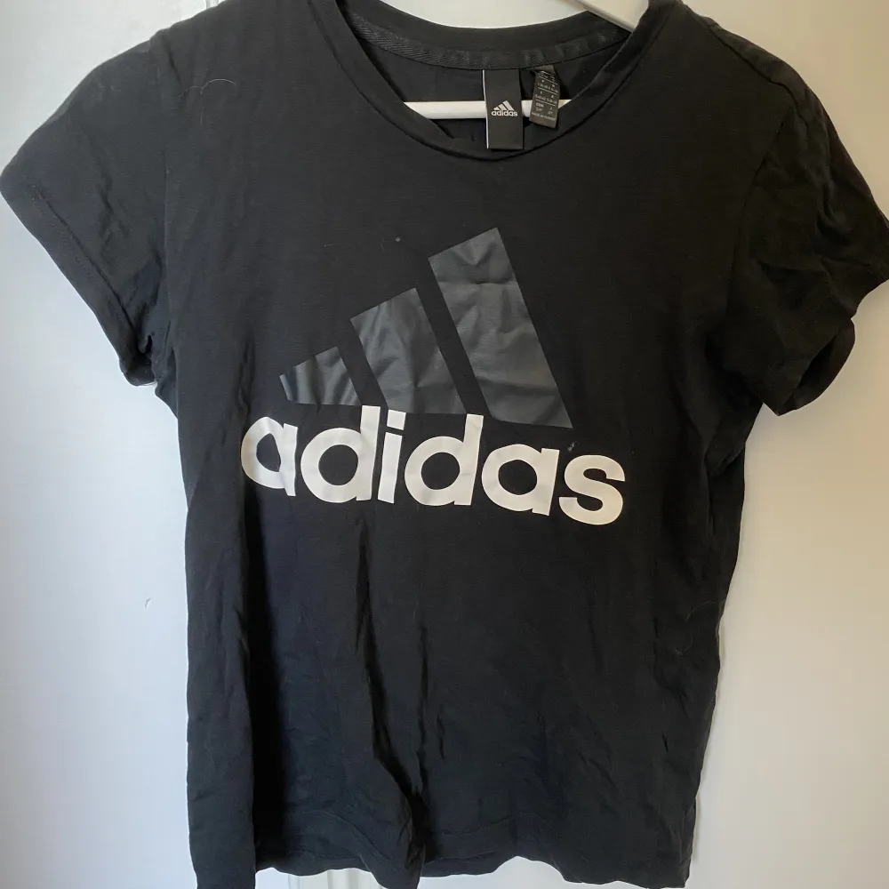 Bekväm T-shirt från Adidas! Passar bra som Träningstshirt . T-shirts.