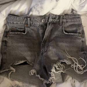 Jeansshorts från zara storlek 36, finns ej att köpa längre (äldre modell)  skriv privat för frågor, köp gärna direkt!❤️