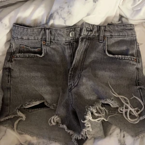 Zara jeansshorts  - Jeansshorts från zara storlek 36, finns ej att köpa längre (äldre modell)  skriv privat för frågor, köp gärna direkt!❤️