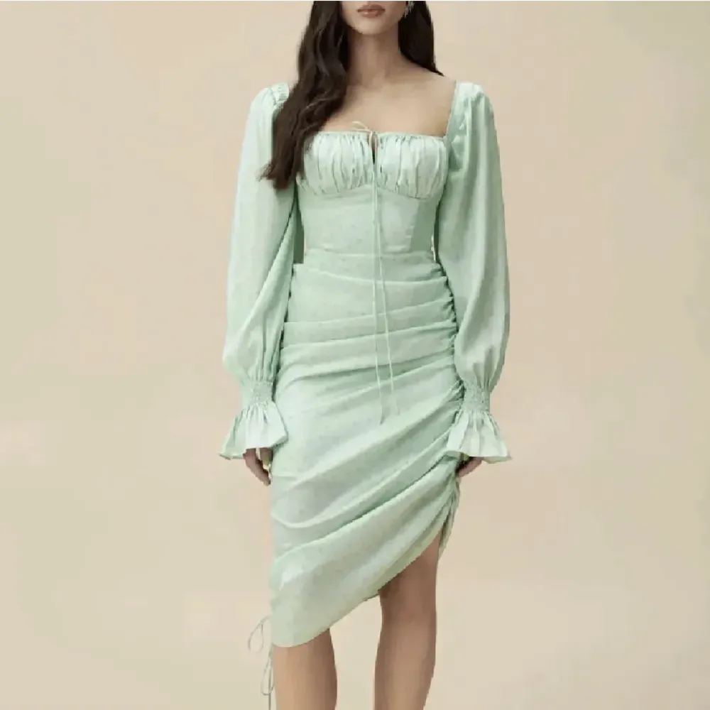 Säljer nu denna jättefina klänningen från adoore med en jättefin passform!! 💓 Så somrig och fin, använd en gång ☀️ . Klänningar.