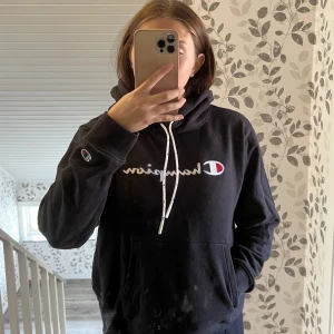 Champion Hoodie - Svart Champion hoodie! Storleken är i barnstorlek large. Passar XS-S beroende på hur man vill ha passformen 🩷