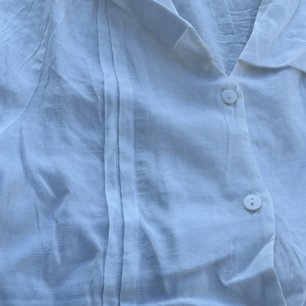 Kortärmad skjorta, står att den är för barn men skulle säga att den är ungefär S, tight M, pris kan diskuteras. Skjortor.