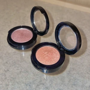 Ögonskuggor - Glittriga/skimrande ögonskuggor i färgerna rosa och lila, oanvända 🩷💜40kr för båda eller 25kr för en. 