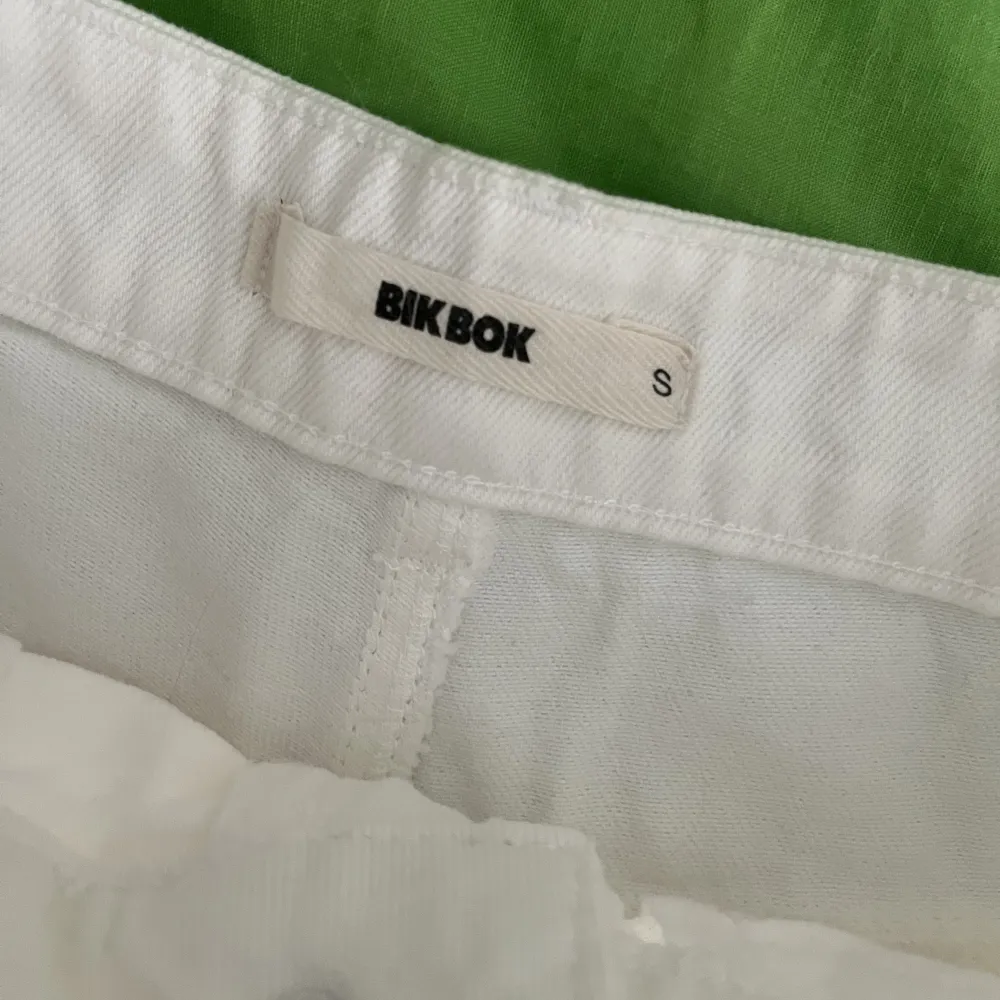 Jeansshorts från BikBok i storlek S. Ej använda, endast provade.  Köparen står för frakten. . Shorts.