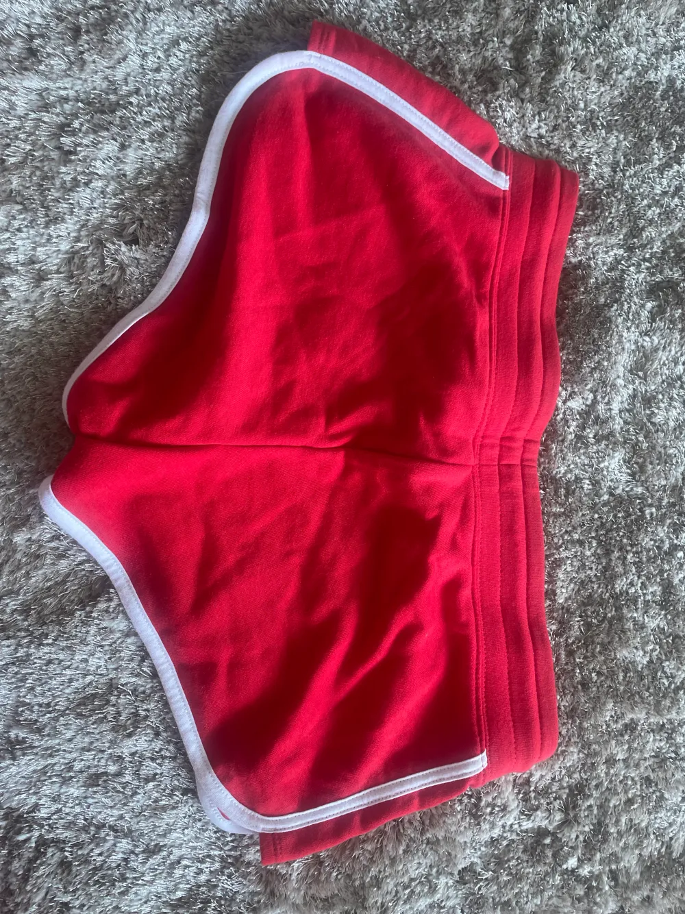 Röda oanvända shorts från H&M . Shorts.