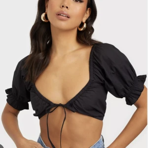 Sommar/fest-topp - Säljer denna fina toppen från Nelly! Använd 1/2ggr🌸