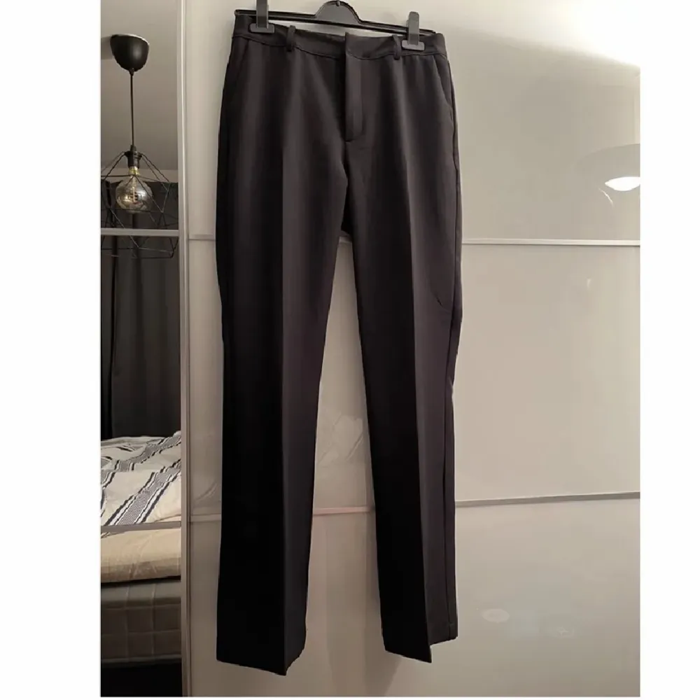 Fina svarta kostymbyxor från bikbok stl 40 i modellen Vilma som säljs då de ej kommer till användning. I bra skick. Vid snabb affär kan pris diskuteras.. Jeans & Byxor.