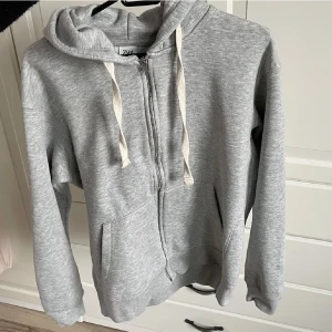 Zaratröja - Superskön tröja från zara. Jättebra skick. Storlek S💕