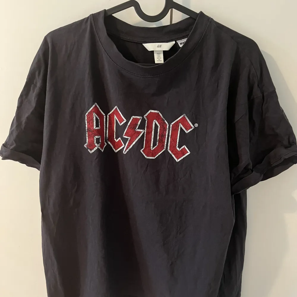 Oversized AC/DC t-shirt från H&M, väldigt sparsamt använd. T-shirts.