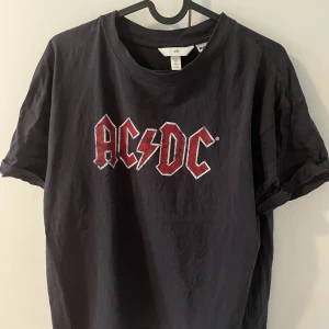 AC/DC t-shirt - Oversized AC/DC t-shirt från H&M, väldigt sparsamt använd
