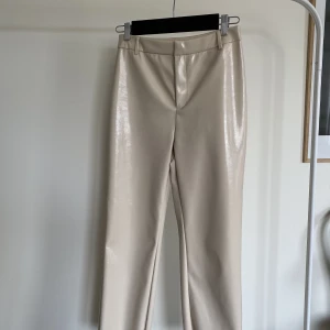 Skinnbyxor  - Beiga fejkskinnbyxor från Gina Tricot i storlek 36. Knappt använda, fint skick.