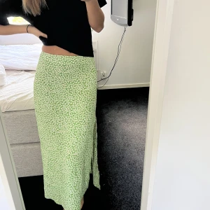 blommig kjol med slits - grön blommig kjol med slits