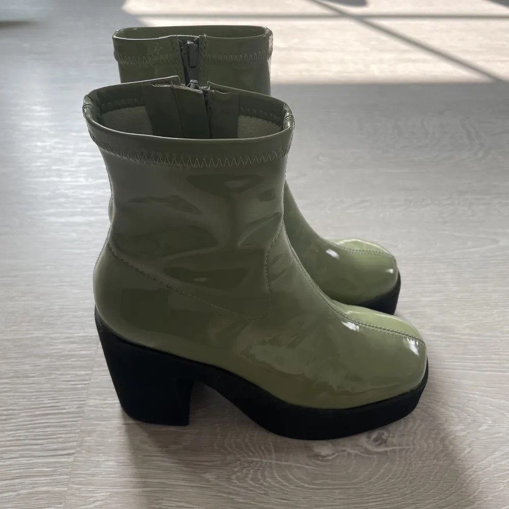 Fina gröna boots med klack och platform från Princess Polly💚 Använda en gång superbra skick storlek 37💞. Skor.