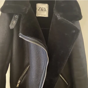 Skinnjacka från Zara  - Säljer denna skinnjacka med päls från Zara pga att den inte kommer till användning. Den är i storlek Xs men passar även S. Sparsamt använd och i fint skick inga skador. ❤️ TRYCK INTE PÅ KÖP NU